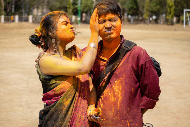 Indyjska Bengalka i mężczyzna w tradycyjnej sukience grający w holi - festiwal kolorów - Zdjęcie, obraz