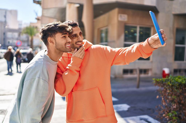 Twee man paar maken selfie door touchpad op straat - Foto, afbeelding