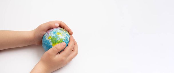 Ambiente per il futuro, salvare il concetto di pianeta. Mondo globo in mani bambino vista dall'alto con spazio copia. - Foto, immagini