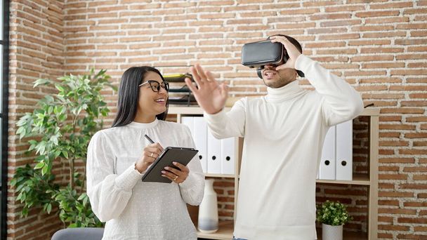 Mies ja nainen yritystyöntekijät käyttävät kosketuslevyä ja virtuaalitodellisuus lasit toimistossa - Valokuva, kuva