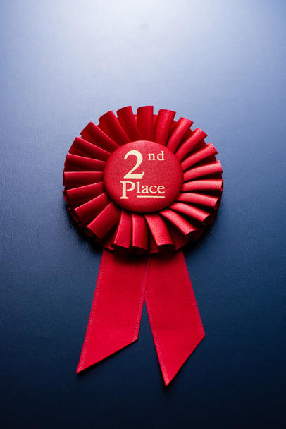 El premio para el lugar rojo sobre un fondo azul
 - Foto, imagen