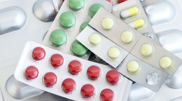Een verscheidenheid van verschillende gekleurde pillen voor de behandeling  - Foto, afbeelding