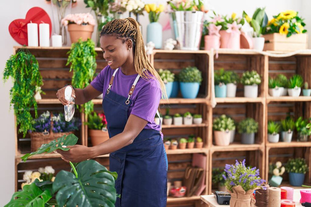 Çiçekçide çalışan Afrikalı Amerikalı kadın çiçekçi. - Fotoğraf, Görsel