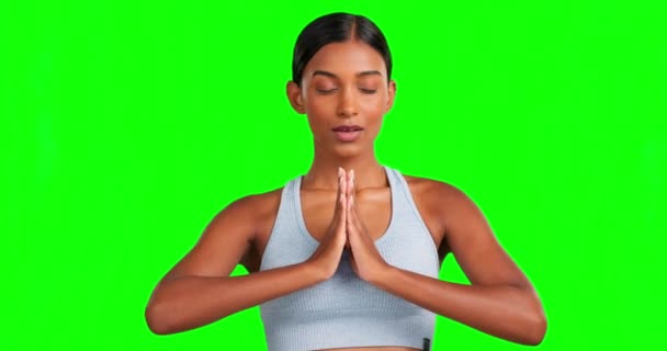 Zelená obrazovka, meditace a dýchání ženy v namaste pro relaxaci spirituality, duševní zdraví nebo zen wellness. Modlitební ruce, jóga nebo osoba v józe dýchat rovnováhu na izolované makety pro bdělost. - Záběry, video
