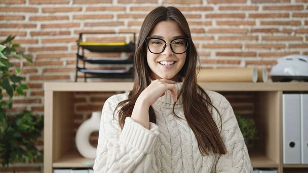 Young beautiful hispanic woman business worker smiling confident at office - Foto, Imagen
