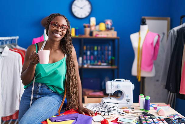 アフリカ系アメリカ人女性がアトリエで自信を持ってコーヒーを飲む - 写真・画像