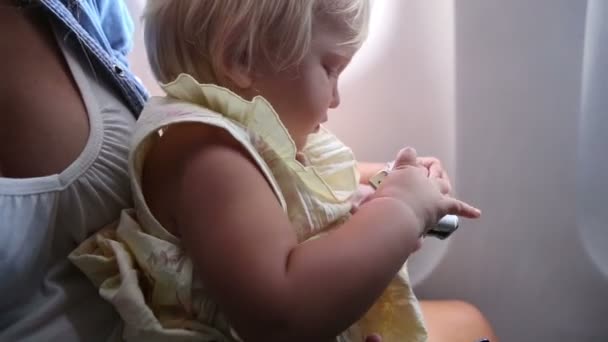 Little child in airplane - Imágenes, Vídeo