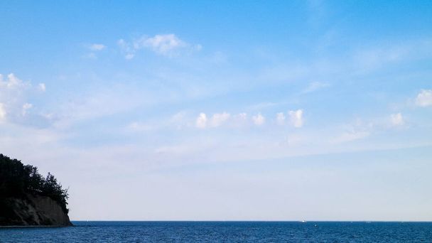 Κλιφ Ορλόφσκι πάνω από τη Βαλτική Θάλασσα. Πολωνική φύση, αντίγραφο χώρου. Έννοια ταξιδιού και φύσης. - Φωτογραφία, εικόνα