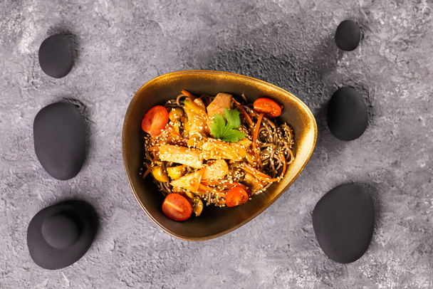 Udon roerbak noedels met kip en groenten. Aziatische keuken - Foto, afbeelding