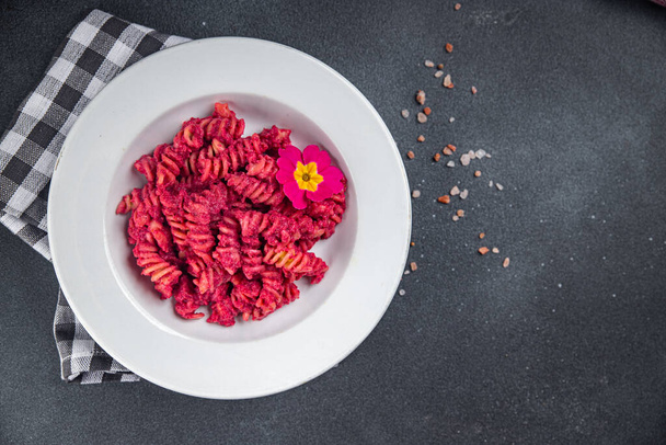 Nudeln Rübensoße Rote Bete Gemüse Lebensmittel Mahlzeit Snack auf dem Tisch kopieren Raum Lebensmittel Hintergrund rustikal Draufsicht - Foto, Bild