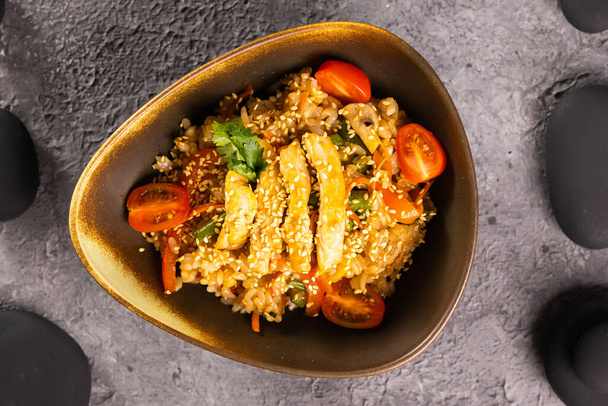 Udon Nudeln mit Huhn und Gemüse unter Rühren braten. Asiatische Küche - Foto, Bild
