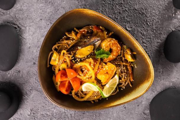 Udon Nudeln mit Huhn und Gemüse unter Rühren braten. Asiatische Küche - Foto, Bild