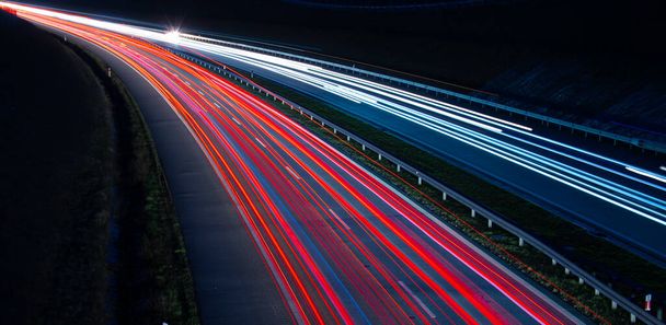 lichten van auto 's rijden' s nachts. lange blootstelling - Foto, afbeelding