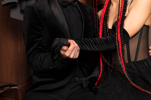 Элегантная пара в черных стильных нарядах. Женщина и мужчина влюблены. - Фото, изображение