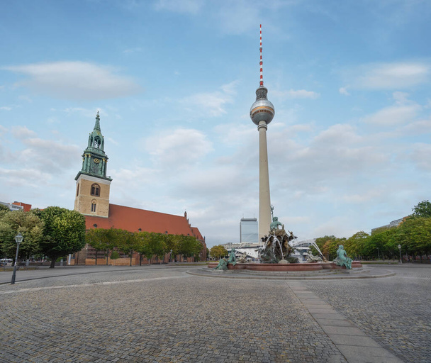 TV Kulesi (Fernsehturm), Neptün Çeşmesi ve St. Mary Kilisesi - Berlin, Almanya - Fotoğraf, Görsel