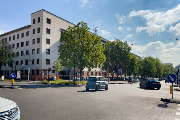 İtalya, Torino 'da bir Citroen Ami arabası sürüyor. - Fotoğraf, Görsel