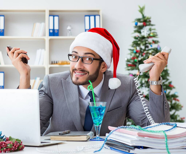 Mladý podnikatel slaví Vánoce v kanceláři - Fotografie, Obrázek