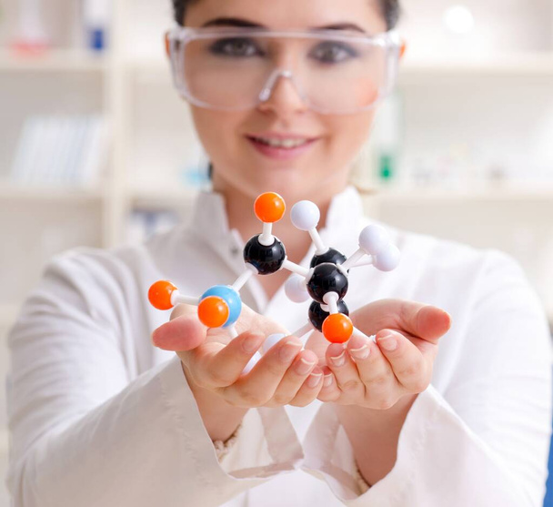 The young female chemist working in the lab - Foto, afbeelding