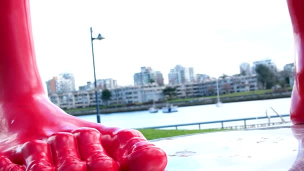 Βανκούβερ Βρετανική Κολομβία Καναδάς 18 πόδια γλυπτική ονομάζεται η υπερήφανη νεολαία που εκτίθεται στο David Lam Park Yaletown - Πλάνα, βίντεο