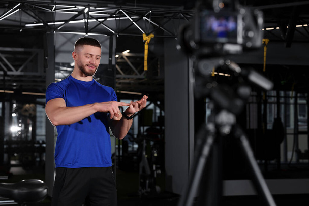 Man recording online training on camera at gym. Fitness coach - Foto, Imagen