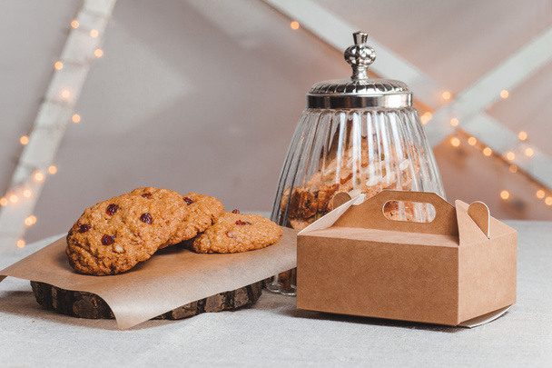 samenstelling cookies met bessen, bank en drie taart glazuur, verpakking - Foto, afbeelding