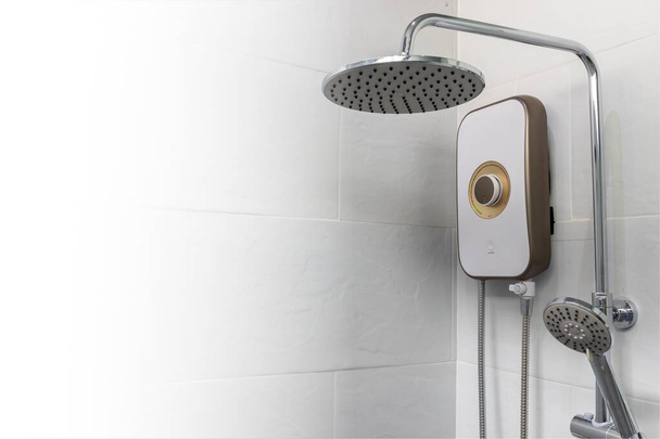 Koupelnová sprcha a bílé světlo. Čistota a hygiena koncept v domácnosti. - Fotografie, Obrázek