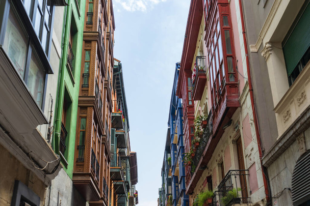 calles estrechas con balcones coloridos, vista panorámica, Bilbao, España - Foto, Imagen