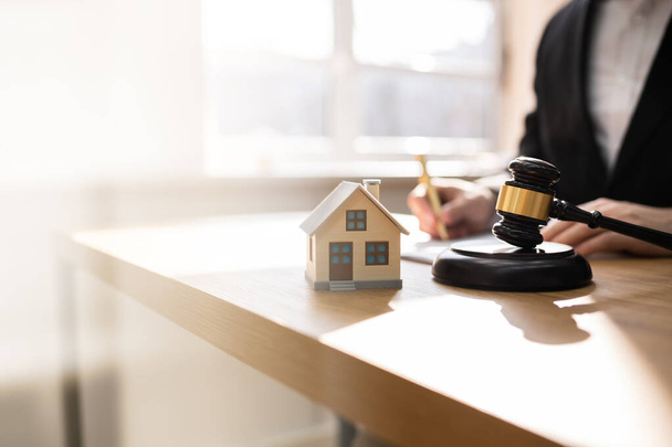 Ley de propiedad de divorcio y ejecución hipotecaria de la casa y la quiebra - Foto, imagen