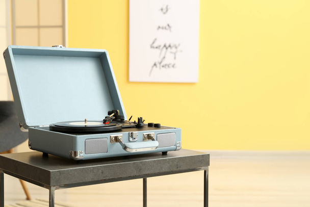 Record player with vinyl disk on table in room - 写真・画像