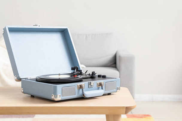 Giocatore discografico con disco in vinile sul tavolo in camera - Foto, immagini