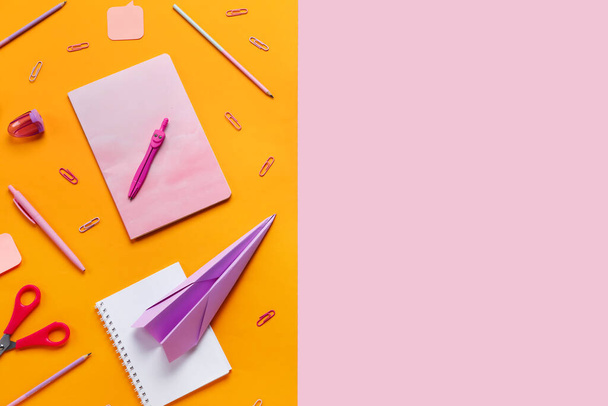 Composición con suministros de papelería y plano de papel sobre fondo de color - Foto, Imagen