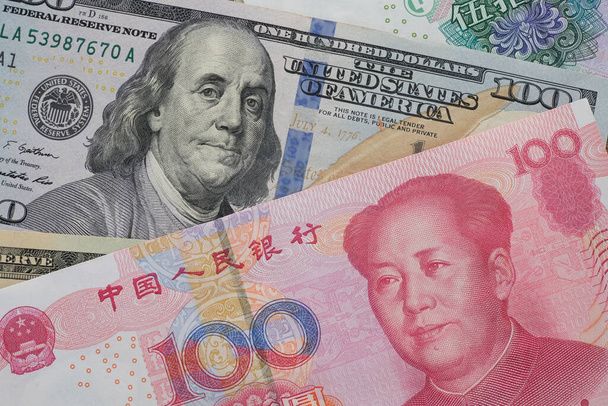 Sulje yuanin setelit ja dollarin setelit. Kiinan ja Yhdysvaltojen välisen kauppasodan käsite - Valokuva, kuva