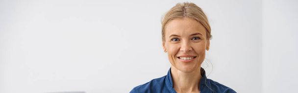 Portrait of smiling doctor, ultrasound specialist looking at camera on her workplace in clinic - Valokuva, kuva