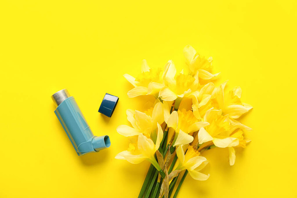 Inhalator z kwiatami na żółtym tle - Zdjęcie, obraz