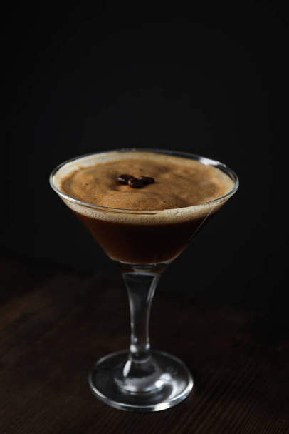 Коктейль эспрессо с мартини, вкусный алкогольный напиток, десертный коктейль - Фото, изображение