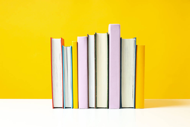 Lectura, literatura variada - libros, concepto de adquisición de conocimiento - Foto, Imagen