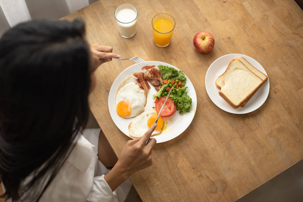 Top view a tál sült tojás és kenyér az asztalon, amely gyors és egyszerű fehérjeforrás. - Fotó, kép