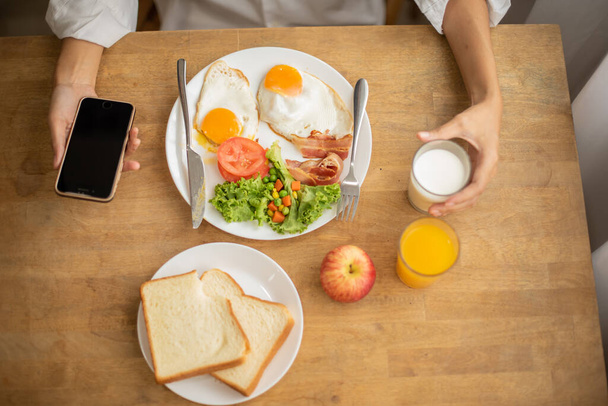 Een essentiële voedingsstof voor het ontbijt en het maaltijdglas vers geperkt sinaasappelsap lag op tafel en zorgde voor een goede bron van vitamine C.. - Foto, afbeelding