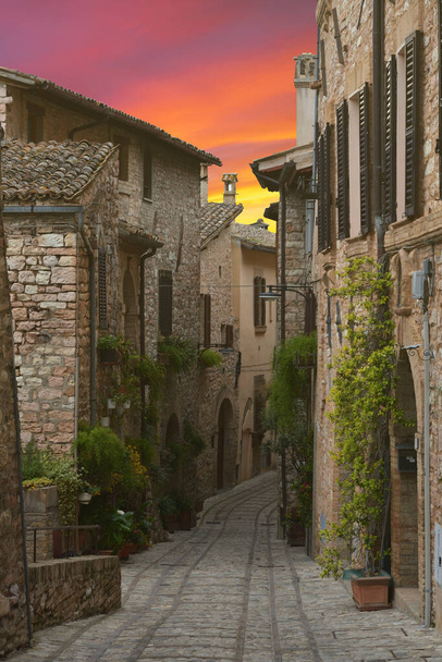 Pohled na ulici Spello při západu slunce, slavné středověké město květin v oblasti Umbrie, Itálie - Fotografie, Obrázek