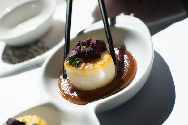 Grilled scallop with miso sauce in a Japanese restaurant in Tokyo - Foto, Imagen