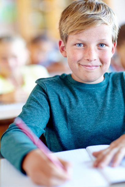 Das ist mein Lieblingsfach. Porträt eines kleinen Jungen, der glücklich im Unterricht lernt - Foto, Bild
