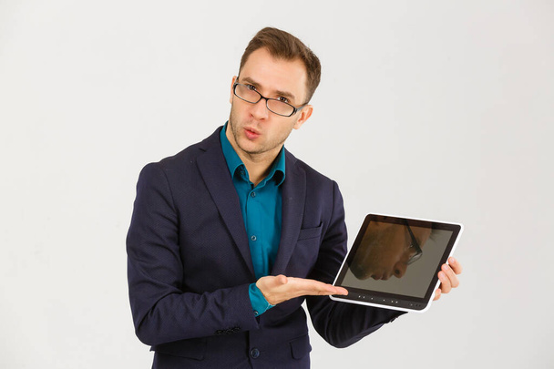 młody człowiek za pomocą cyfrowego tabletu na białym tle - Zdjęcie, obraz
