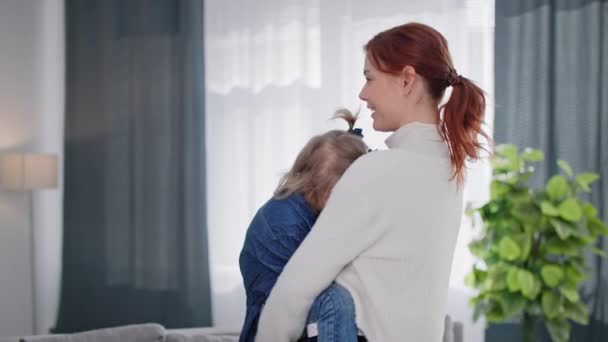 moederschap, klein meisje met opscheppen in haar armen gelukkig vrouwelijke ouder veel plezier in gezellige kamer - Video