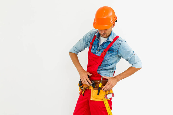 Beruf, Bau und Bau - glücklich lächelnder männlicher Arbeiter oder Bauarbeiter mit Helm vor weißem Hintergrund - Foto, Bild
