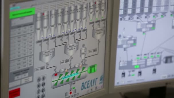 Displays in control center at factory Caparol - Séquence, vidéo