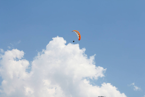 Gleitschirmsport zwischen den Wolken - Foto, Bild