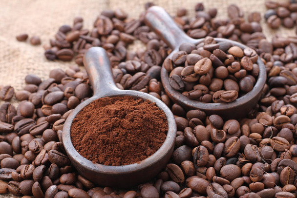 kávová zrna v dřevěné lžíci na bílém pozadí - Fotografie, Obrázek