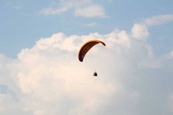 Paragliding sport tussen de wolken - Foto, afbeelding