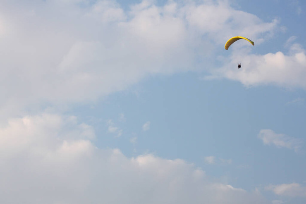 Bulutlar arasında paragliding sporu - Fotoğraf, Görsel