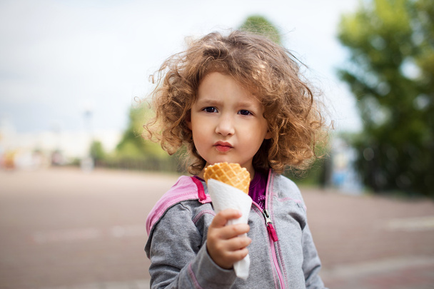 Little girl with icecream in the park - 写真・画像